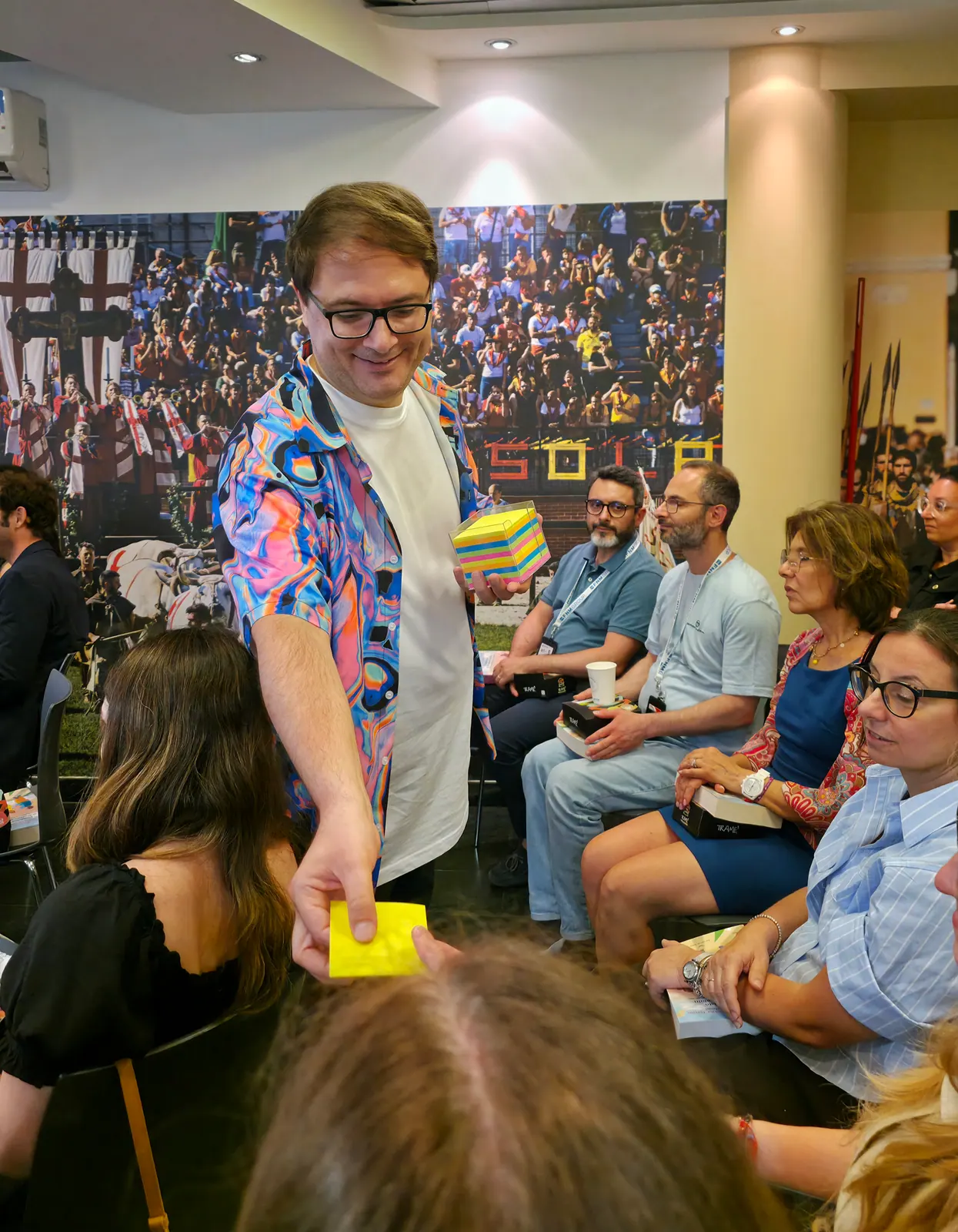 Philipp Carboni interagisce con il pubblico durante un workshop aziendale