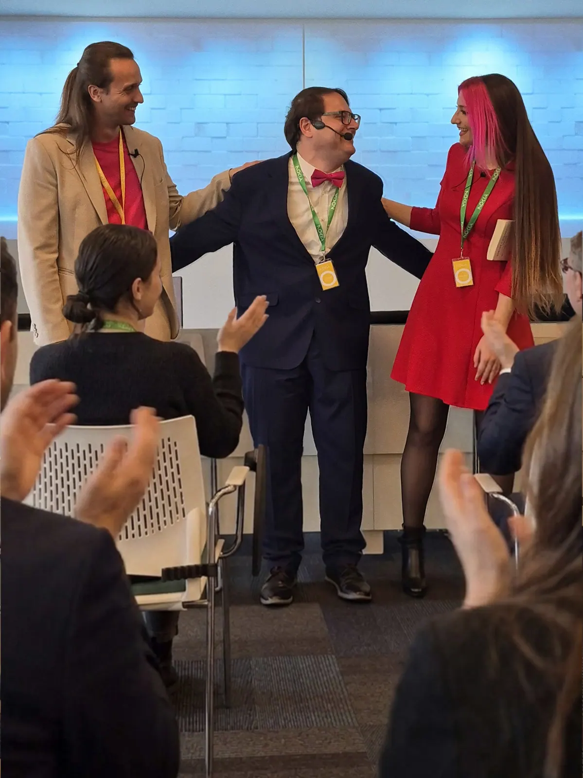 I Terconauti sul palco durante un evento aziendale su inclusione e autismo